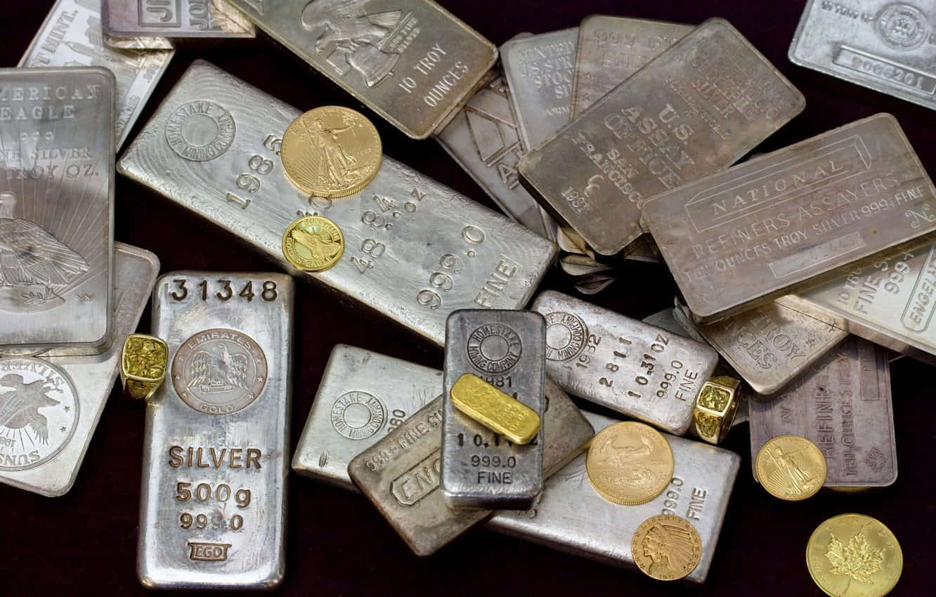 Silver 桌布 壁紙 — 一堆雜亂的銀條和金條、硬幣，帶有雕刻標記和不同重量。