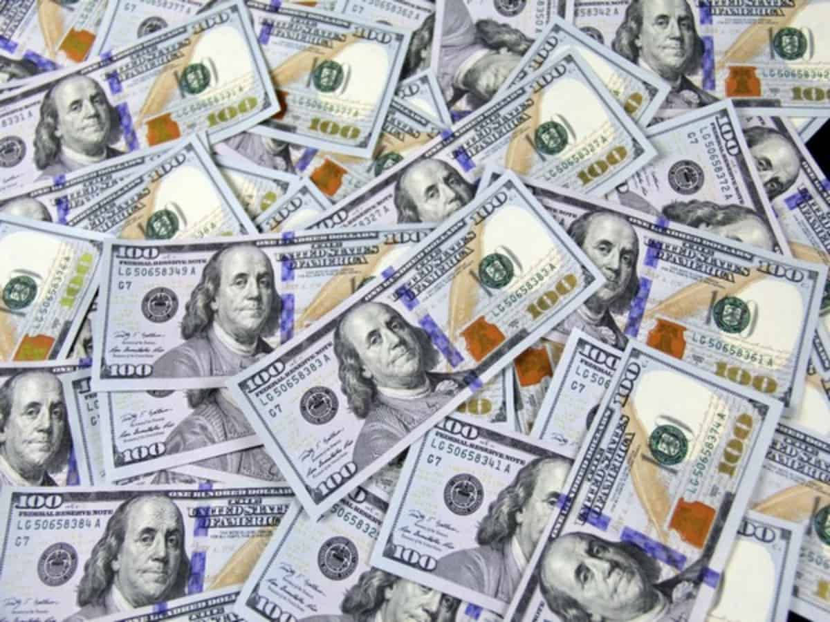 金錢 桌布 壁紙 — 一堆雜亂重疊的百元美鈔，上面有班傑明·富蘭克林的肖像以及綠色、橙色和黑色的墨水細節。