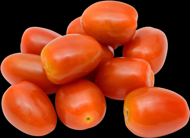 Tomato Plant 桌布 壁紙 — 一堆鮮豔光亮的紅色櫻桃番茄，在純黑背景上孤立呈現。