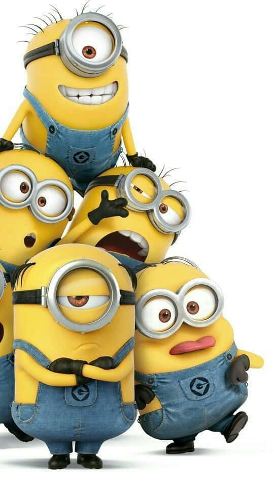 搞笑 桌布 壁紙 — 一堆黃色小小兵（Minions）穿著藍色吊帶褲，表情豐富，戴著護目鏡，在白色背景前嬉戲。