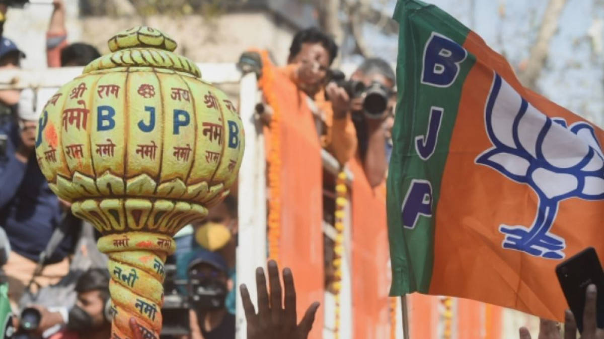 Bjp 桌布 壁紙 — 一場充滿活力的BJP政治集會，支持者揮舞旗幟並手持裝飾有黨徽的蓮花形標誌。