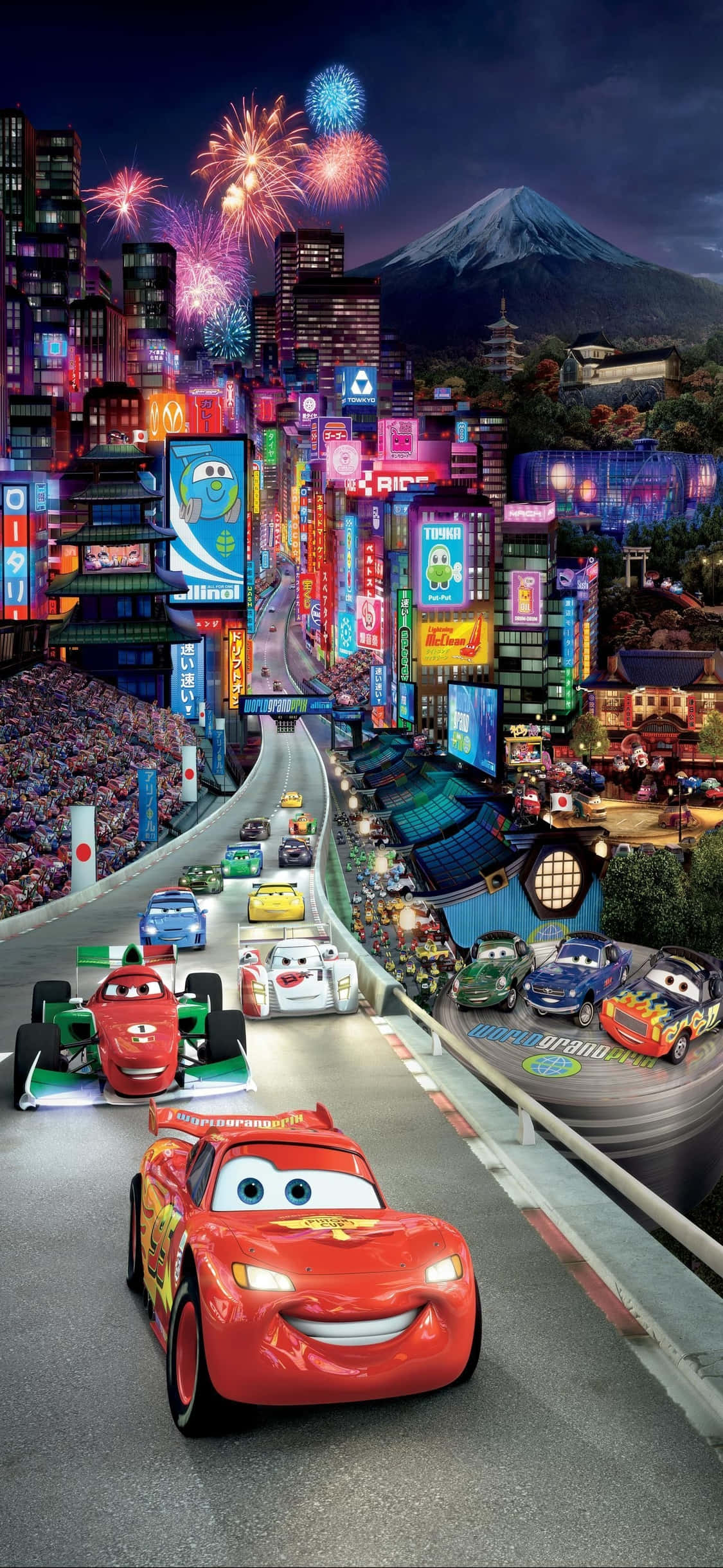 Lightning Mcqueen 桌布 壁紙 — 一場充滿活力的夜間比賽，穿越霓虹燈照亮的日本城市景觀，背景是富士山，頭頂有煙火爆炸。