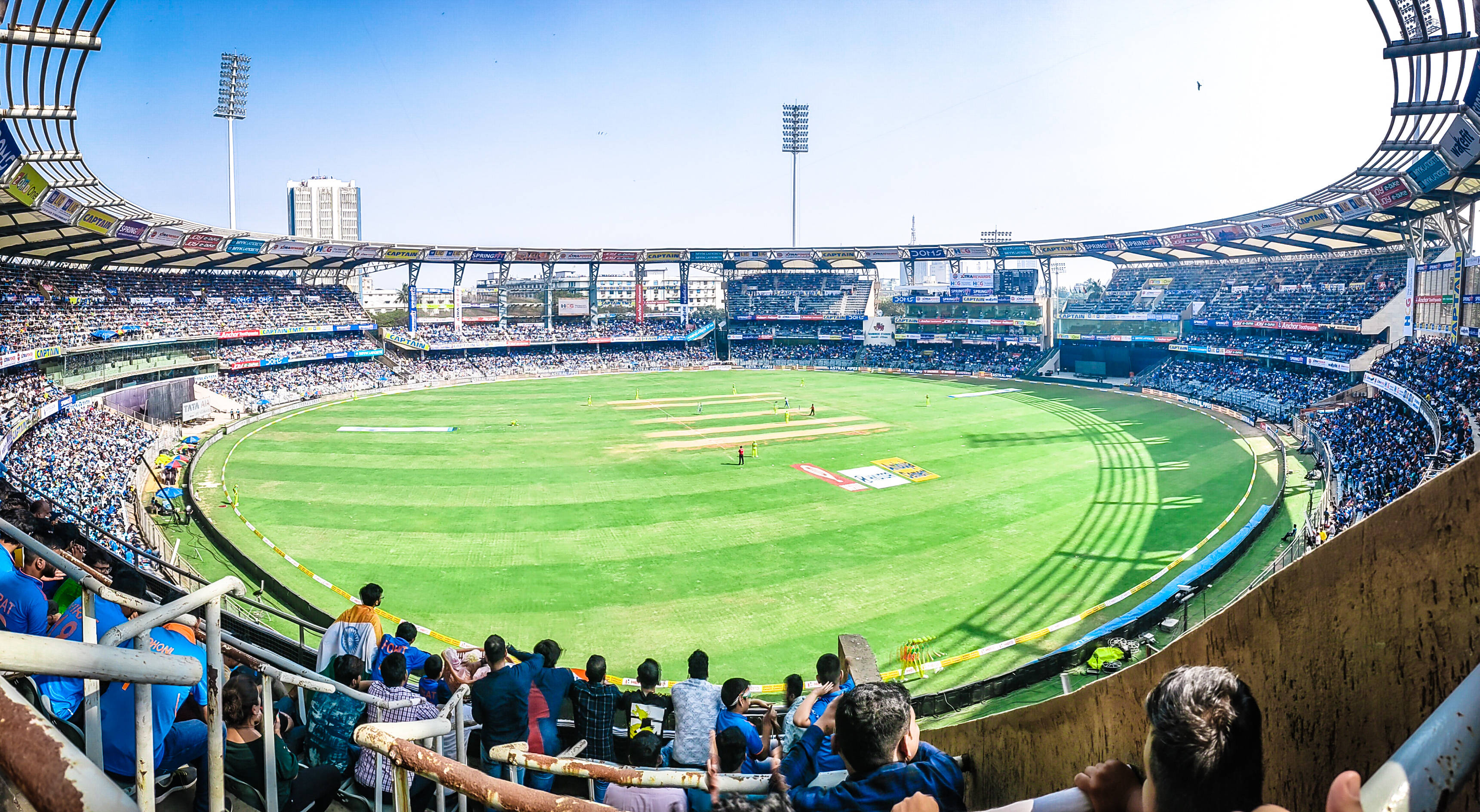 australia cricket 桌布 壁紙 — 一場充滿活力的板球比賽在燦爛陽光下於座無虛席的體育館中展開，場地綠草如茵，球迷歡呼雀躍。