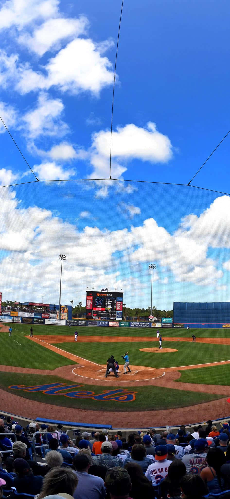 MLB Baseball League 桌布 壁紙 — 一場充滿活力的棒球比賽在明亮藍天點綴著蓬鬆白雲的Mets球場展開。