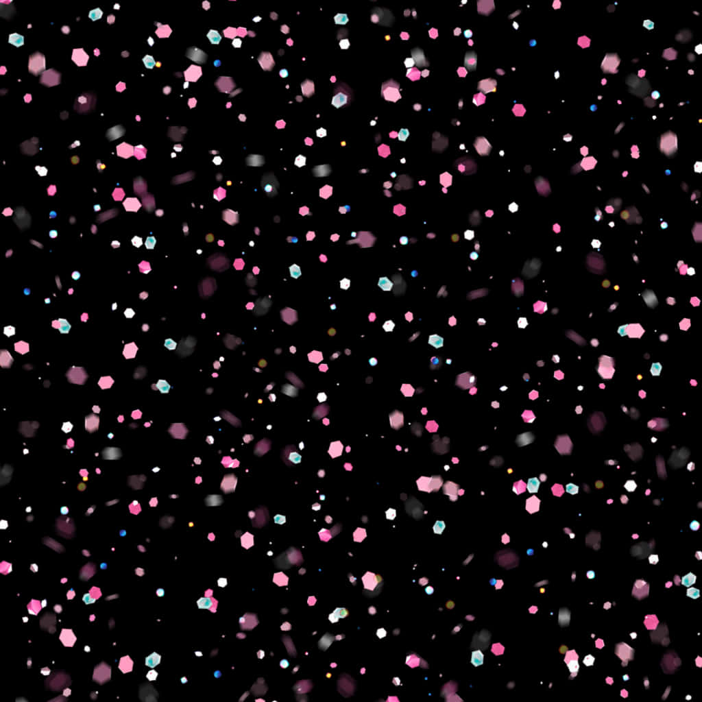 Pink Sparkly 桌布 壁紙 — 一場充滿活力的粉紅、藍色和白色六角形亮片粒子雨，在深黑色背景上漂浮。