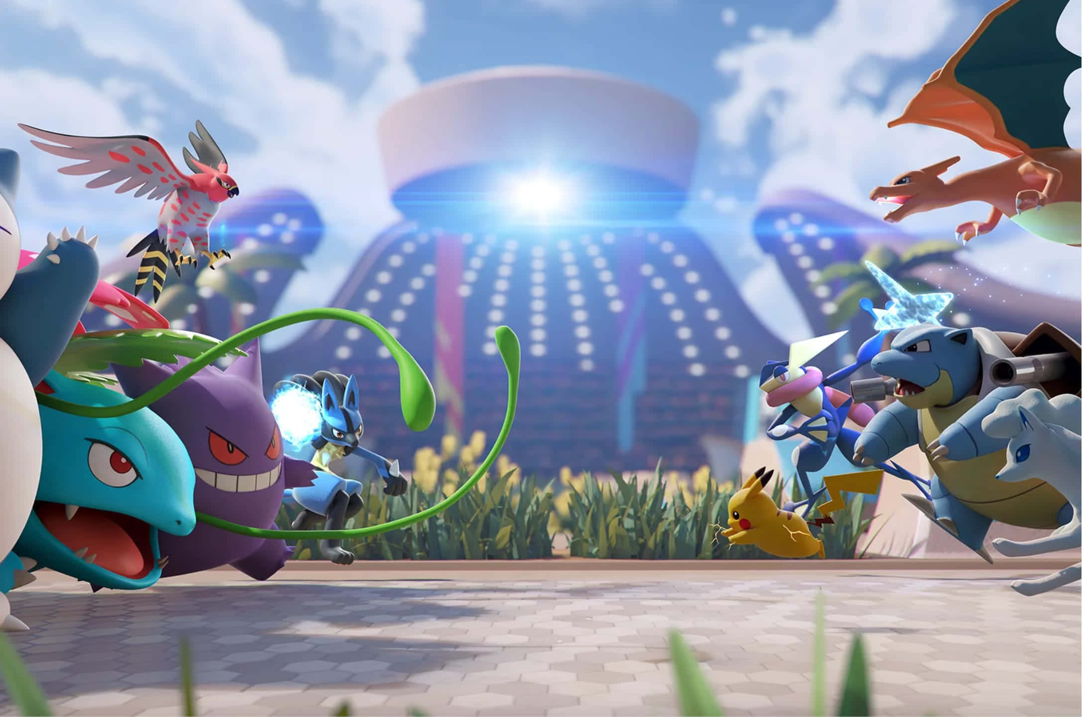Pokemon Rumble 桌布 壁紙 — 一場動態戰鬥場景， featuring 標誌性的寶可夢如皮卡丘和噴火龍，在明亮陽光下充滿活力的未來城市景觀中。