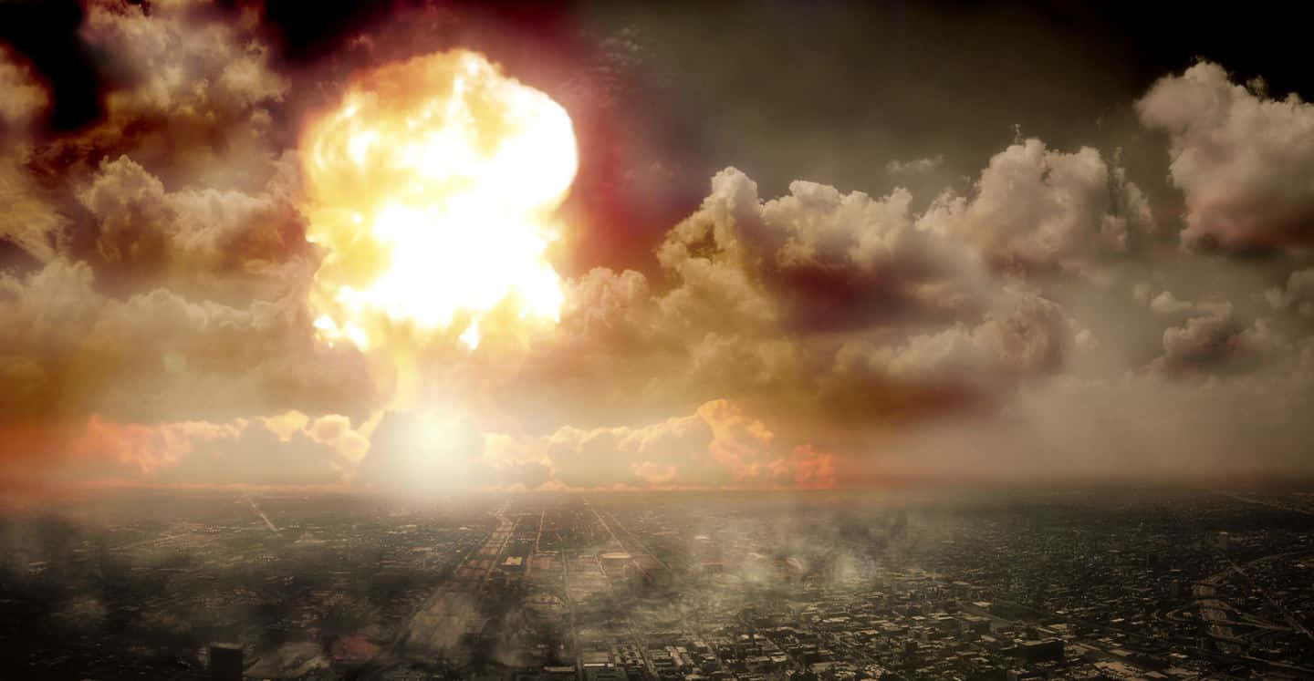 Fallout Nuke 桌布 壁紙 — 一場大規模核爆在廣闊的城市景觀上空爆發，透過暴風雲投射出末日般的光芒。