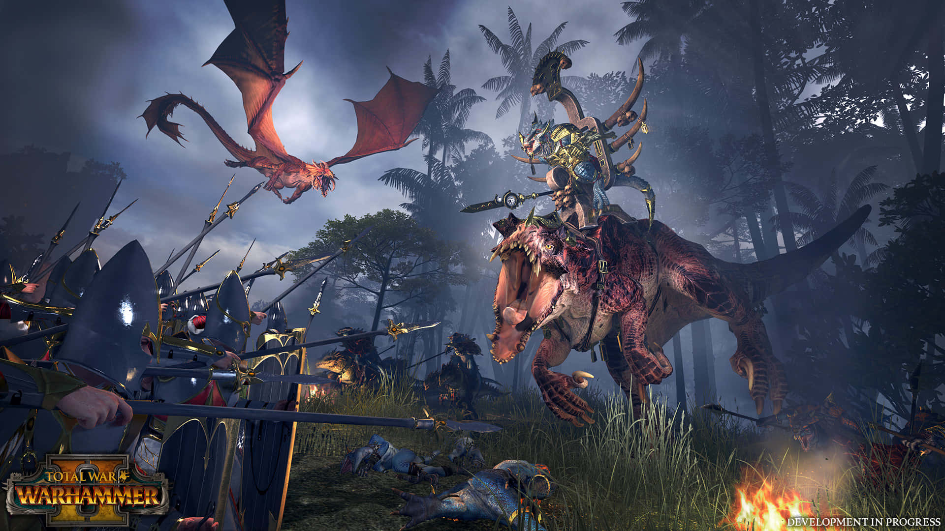 HD Total War Warhammer Ii 桌布 壁紙 — 一場奇幻戰鬥在迷霧叢林中爆發，一名騎著怪獸的騎士在飛龍下方與身穿鎧甲的戰士發生衝突。