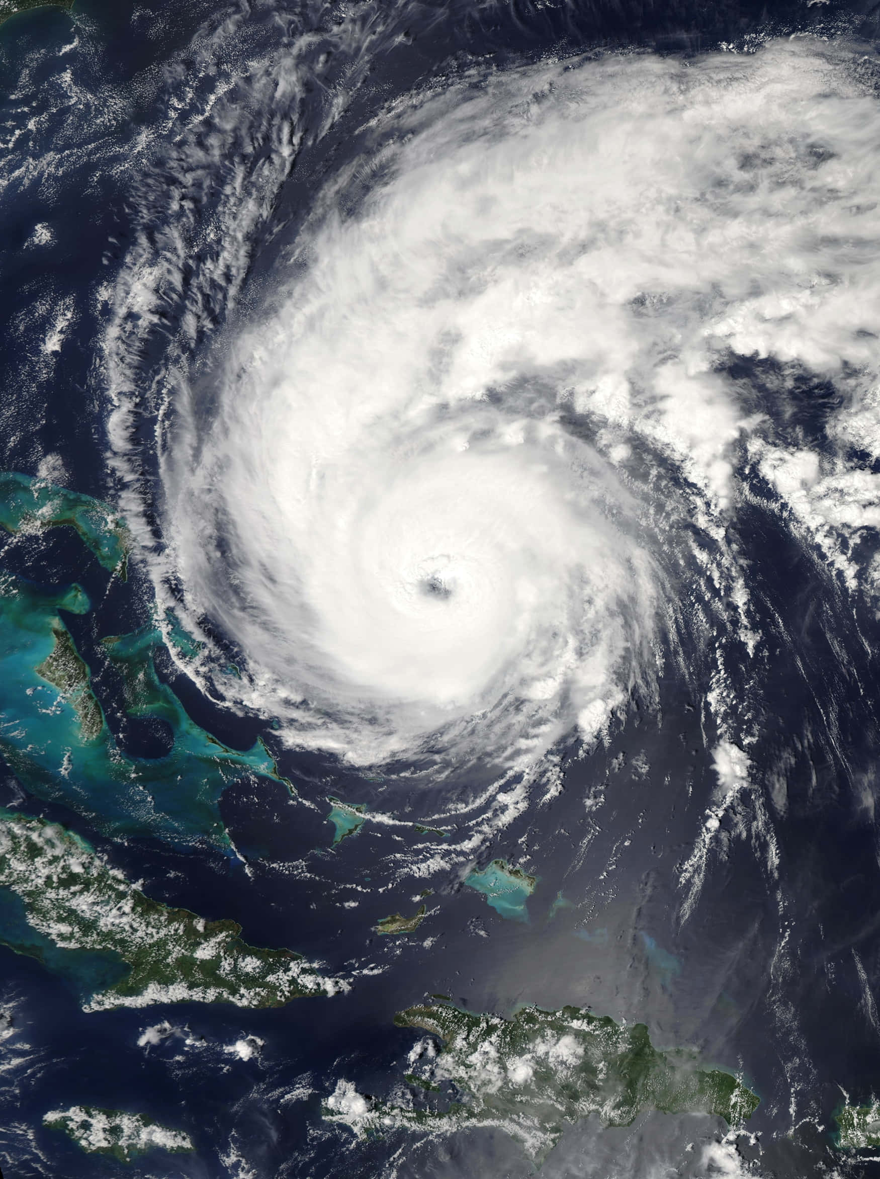 Hurricane 桌布 壁紙 — 一場巨大的颶風在加勒比海上空旋轉，帶有清晰的風眼牆和螺旋狀雲層。