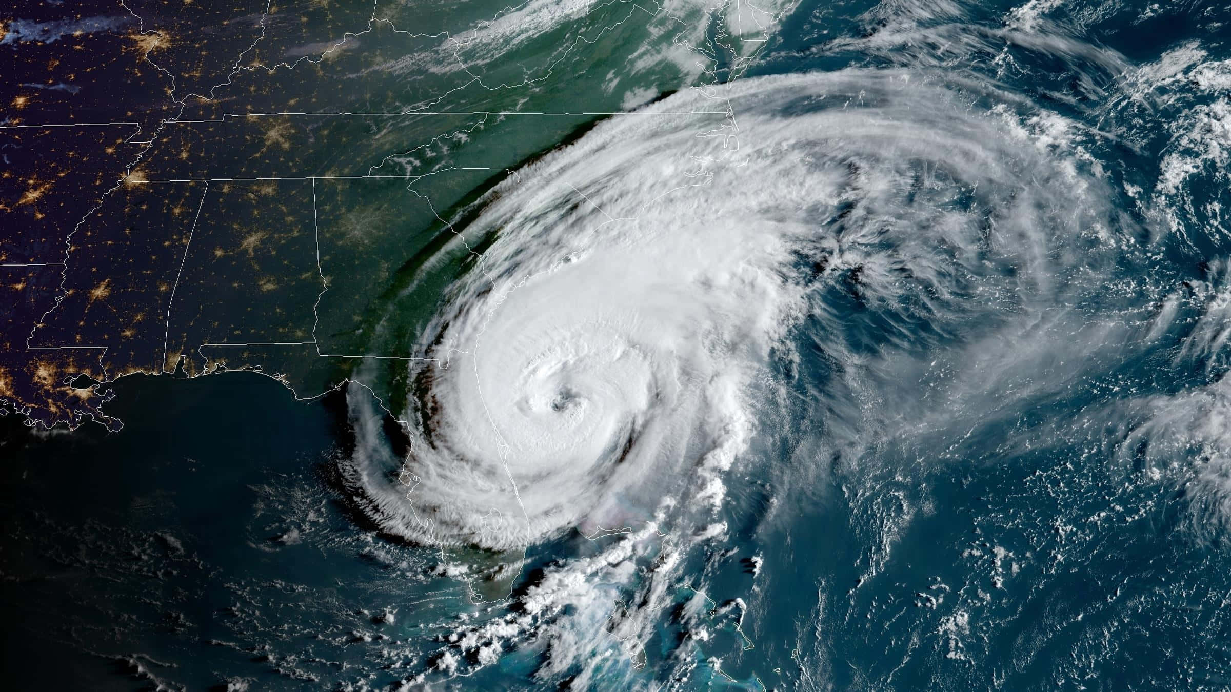 Hurricane 桌布 壁紙 — 一場巨大的颶風在墨西哥灣沿岸旋轉，具有清晰的風眼牆和向陸地彎曲的風暴帶。