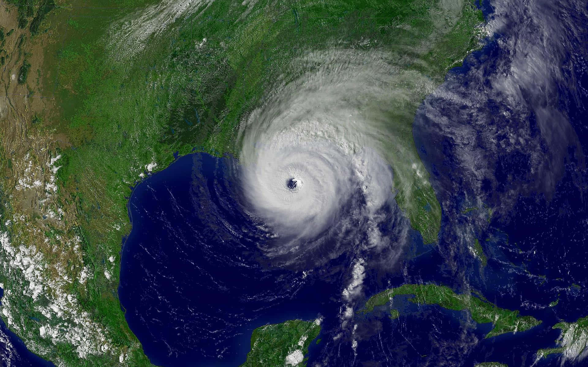 Hurricane 桌布 壁紙 — 一場巨大颶風在墨西哥灣上空旋轉，帶有清晰的風眼壁和彎曲向陸地的風暴帶。