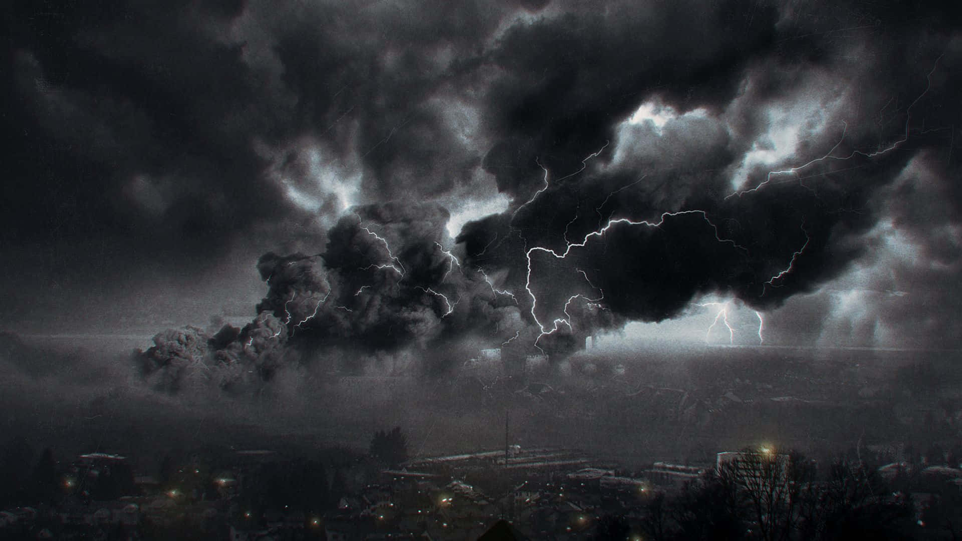 Black And White Storm 桌布 壁紙 — 一場戲劇性的雷暴在城市景觀上空肆虐，閃電照亮了黑暗的風暴雲。