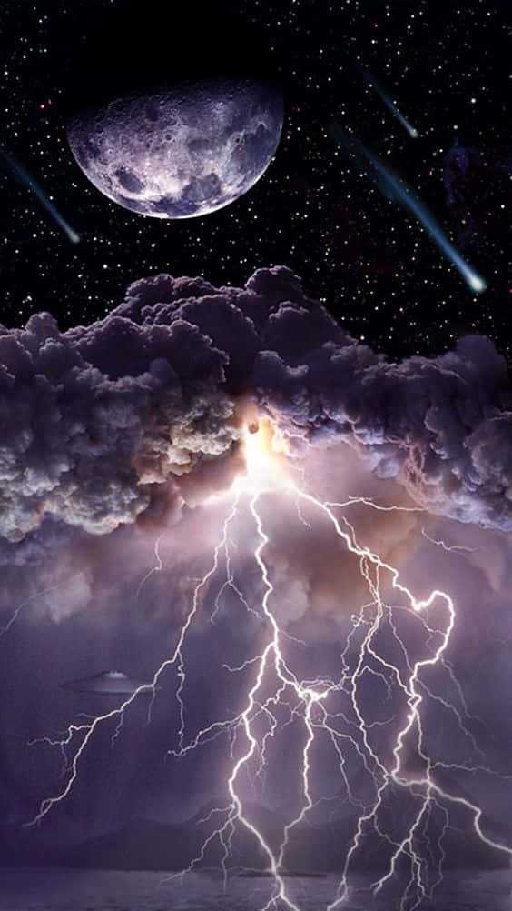 閃電 桌布 壁紙 — 一場戲劇性的雷暴照亮了星空下黑暗的海洋，伴隨著一輪明月和流星。