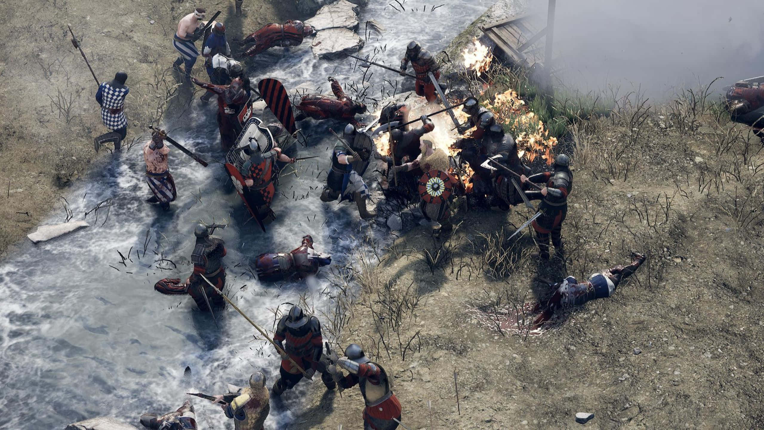 電玩遊戲 桌布 壁紙 — 一場混亂的中世紀戰鬥在淺河中激烈進行，戰士們在火焰和倒下的屍體中戰鬥。