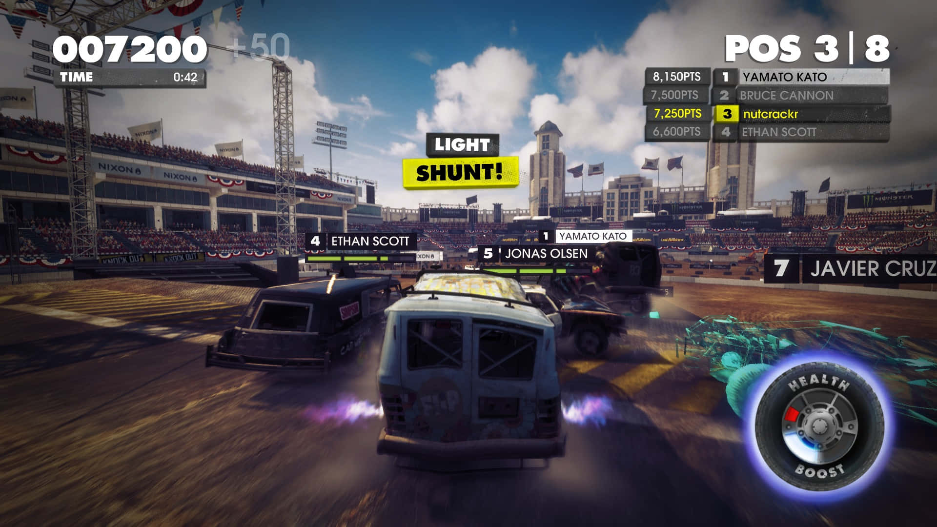 1920x1080 Dirt Showdown 桌布 壁紙 — 一場混亂的改裝車碰撞大賽，在擠滿觀眾的體育場內，多雲的天空下進行。