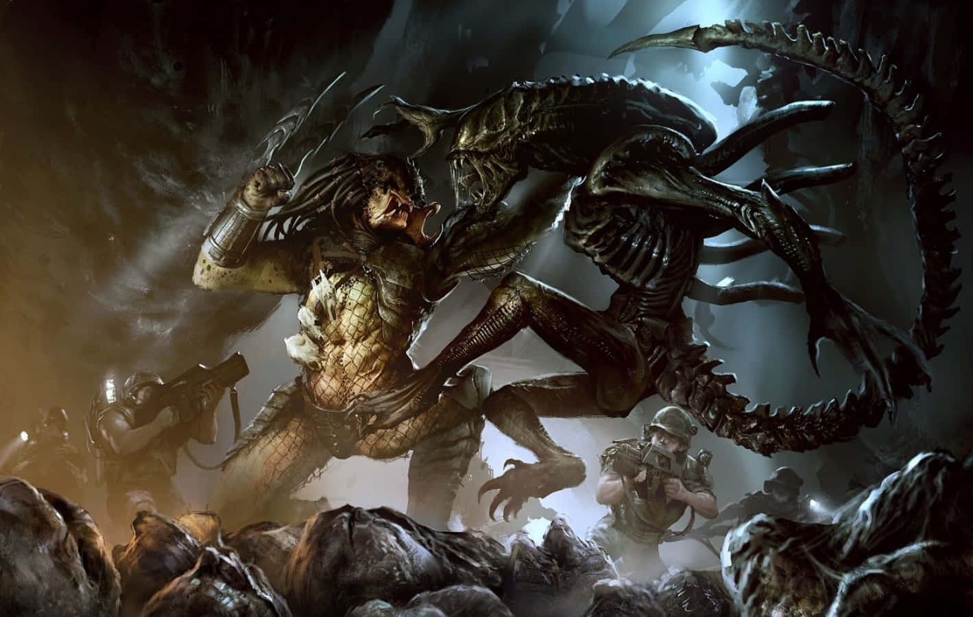 Alien Vs Predator 桌布 壁紙 — 一場激烈的戰鬥爆發，終極戰士和異形在岩石地形中碰撞，士兵們在下方觀看。
