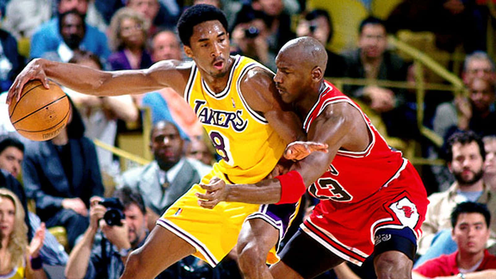Jordan And Kobe 桌布 壁紙 — 一場激烈的比賽中，身穿黃色的湖人球員與身穿紅色的公牛球員之間的動態籃球對決。