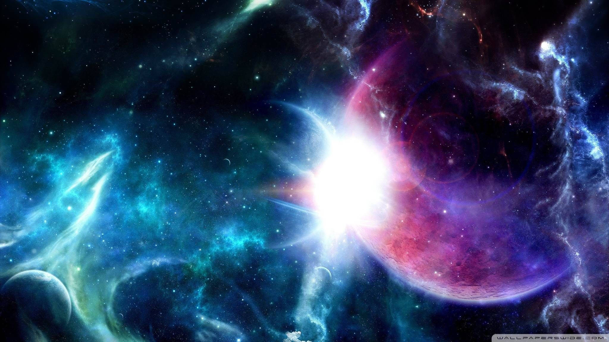 銀河 桌布 壁紙 — 一場燦爛的宇宙爆炸照亮了星場中旋轉的星雲，呈現電光藍、紫色和粉紅色。
