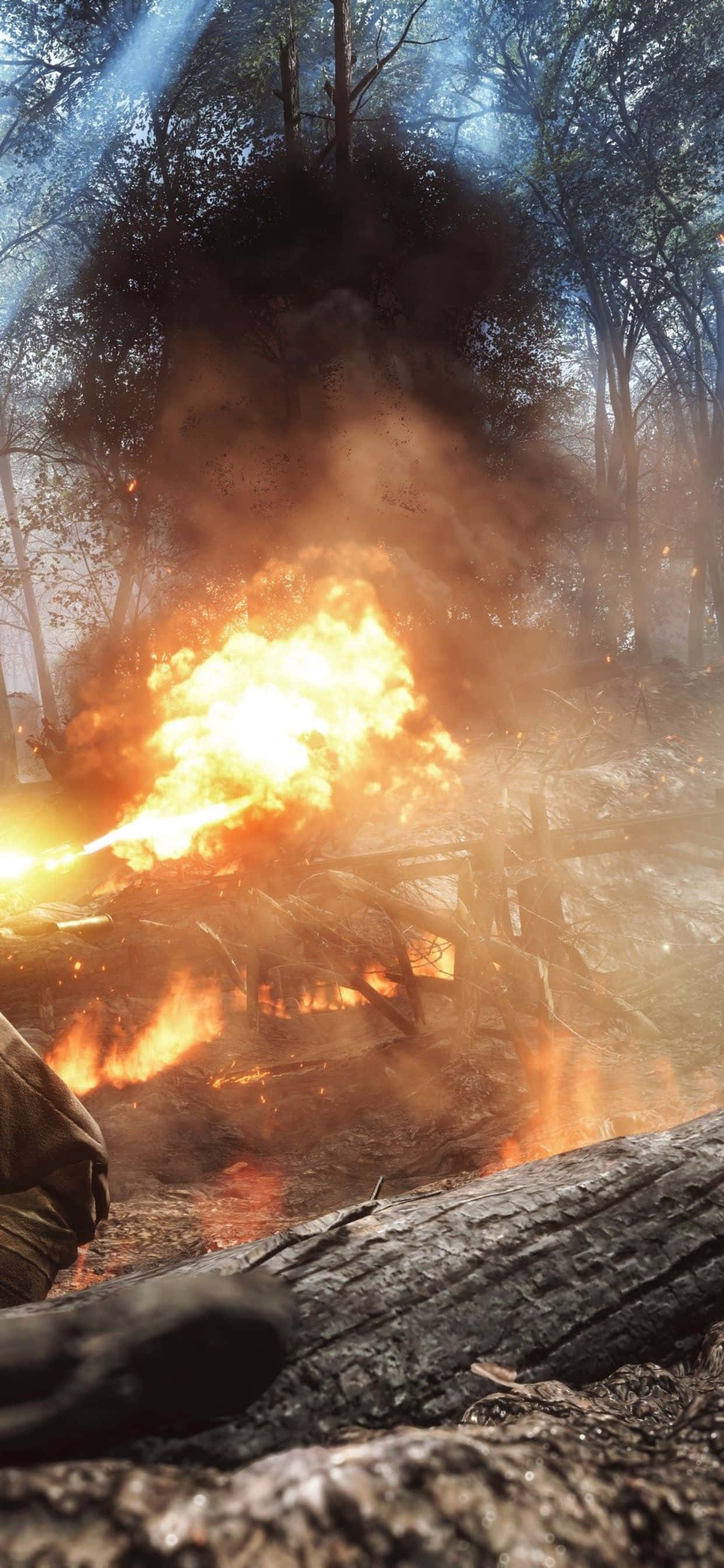 HD Battlefield V 桌布 壁紙 — 一場猛烈的山火在茂密的森林中肆虐，明亮的橙色火焰和濃煙滾滾上升。