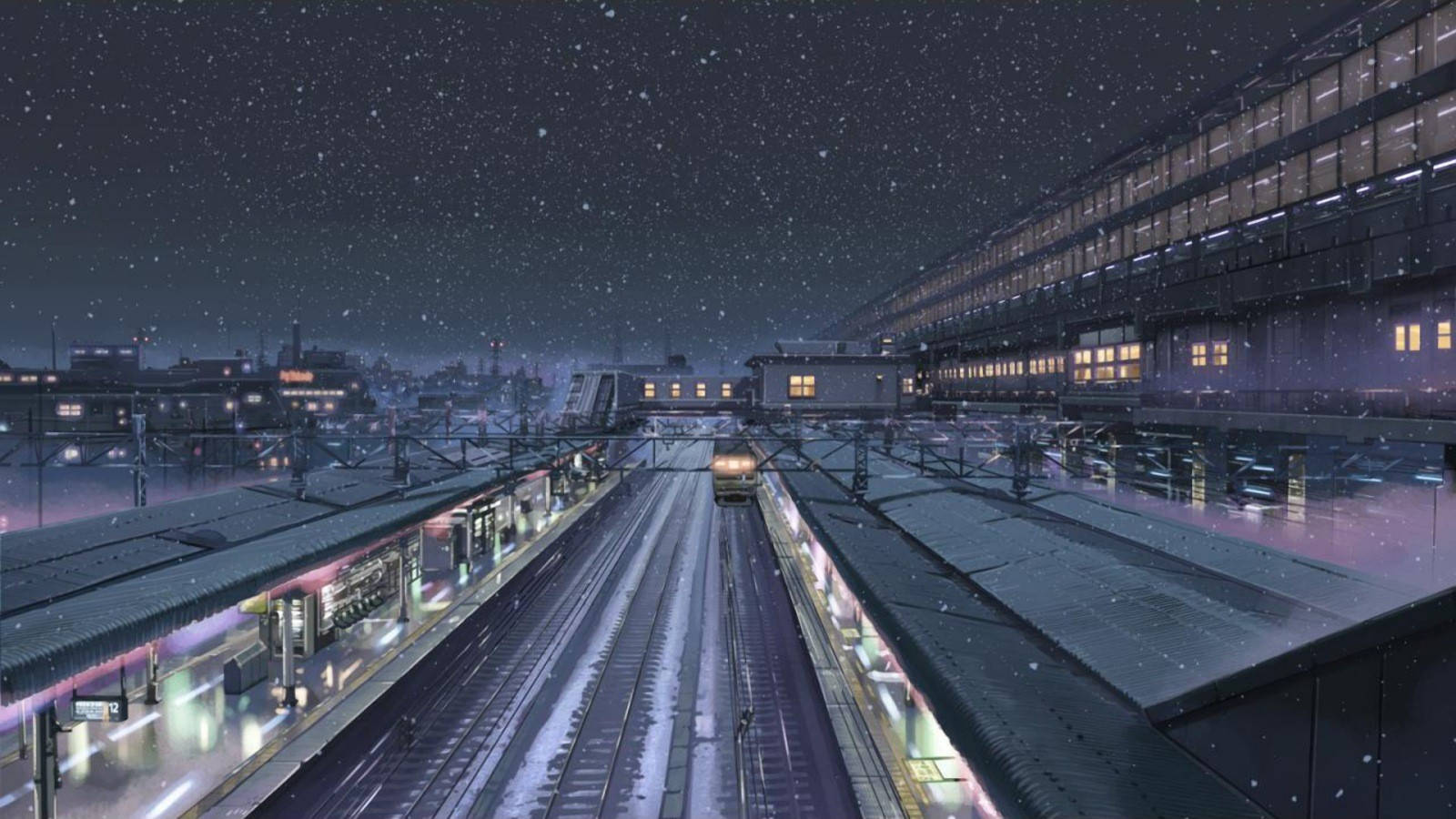 Makoto Shinkai 桌布 壁紙 — 一場雪覆蓋了夜晚寧靜的火車站，一列火車在星空下沿著中央軌道滑行。