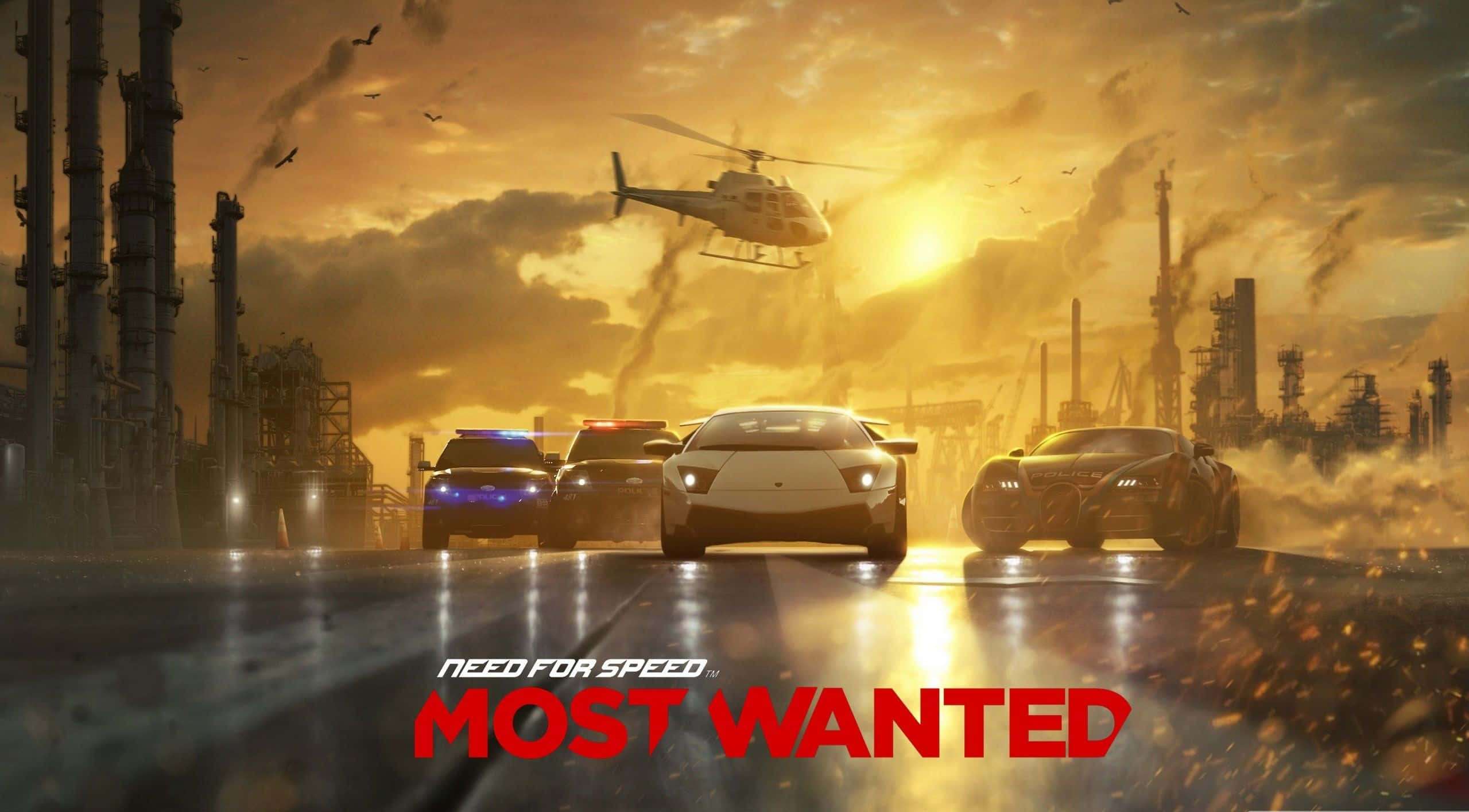Best Need For Speed 桌布 壁紙 — 一場高速追逐展開，豪華跑車在熾熱的夕陽天空下駛過工業塔樓，頭頂有直升機。