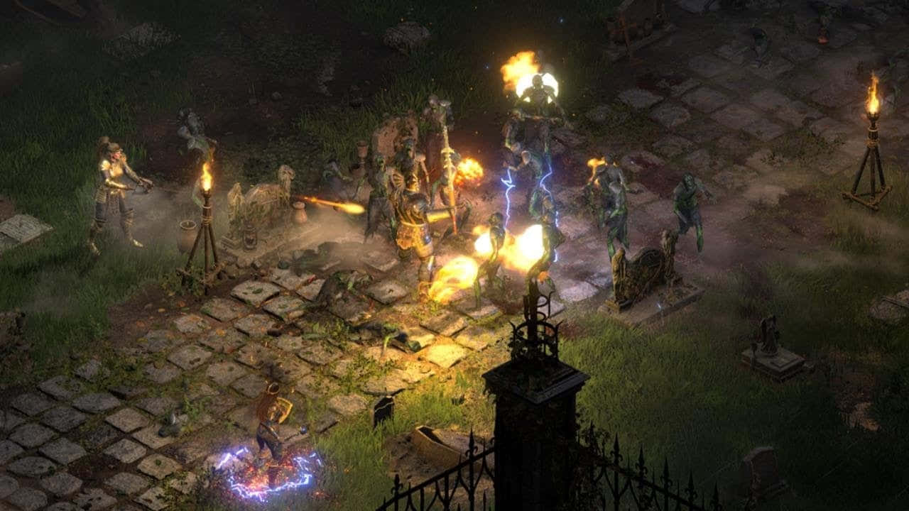 電玩遊戲 桌布 壁紙 — 一場黑暗奇幻戰鬥在墓地爆發，發光的施法者在墓碑和火炬光中釋放火焰和閃電魔法。