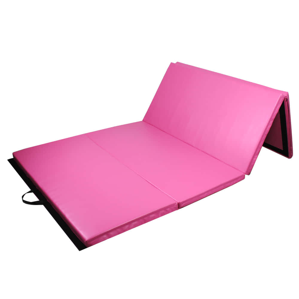 Gymnastics Mat 桌布 壁紙 — 一塊亮粉紅色可折疊體操墊，帶黑色邊框和手提把手，置於白色背景上。