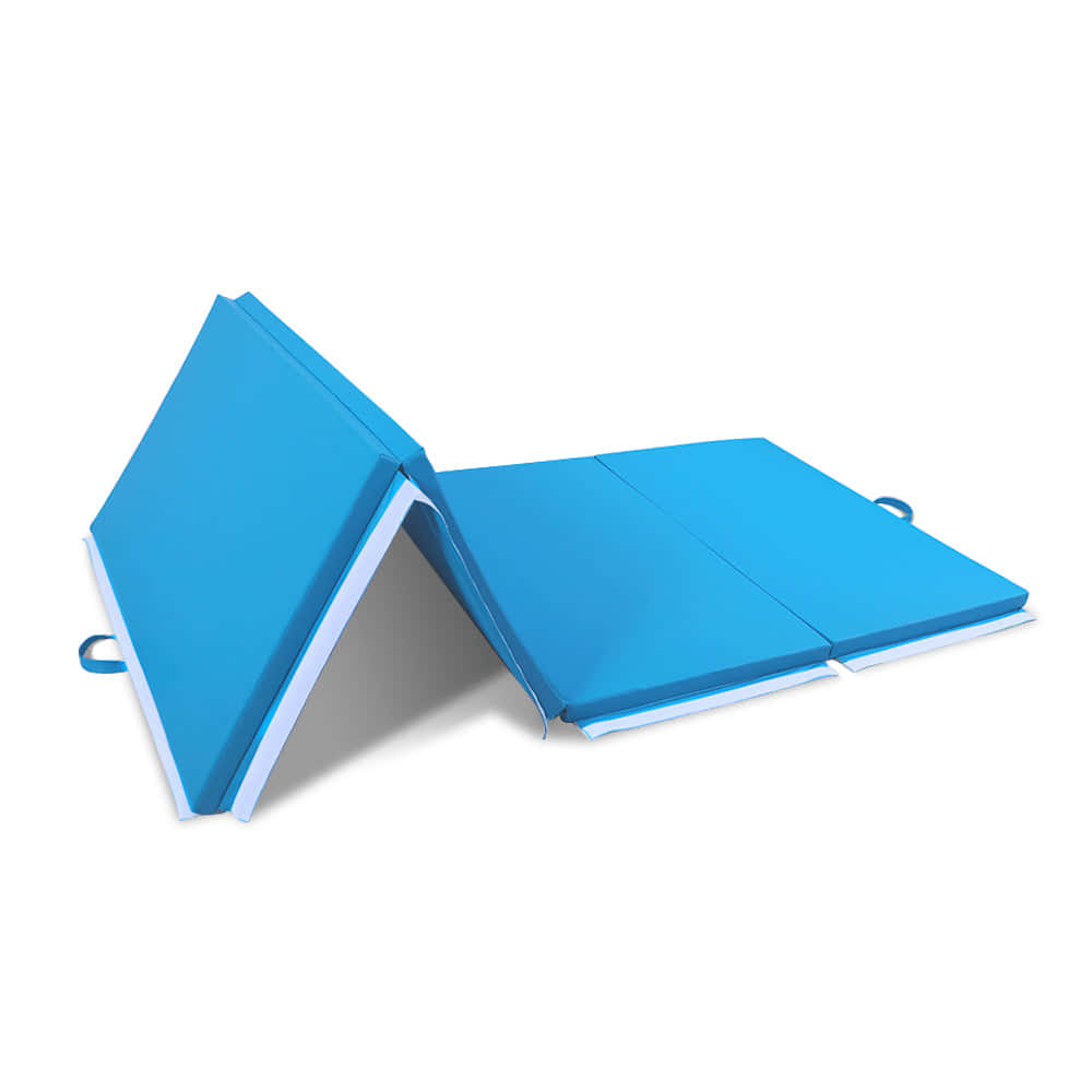 Gymnastics Mat 桌布 壁紙 — 一塊亮藍色可折疊體操墊，帶白色邊緣和手提環，置於潔白背景上。