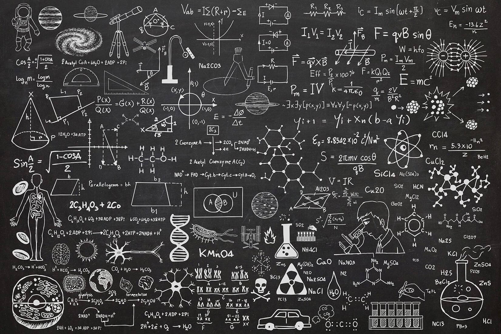 Chalkboard 桌布 壁紙 — 一塊充滿科學公式、圖表和符號的黑板，涵蓋物理、化學、生物和天文學。