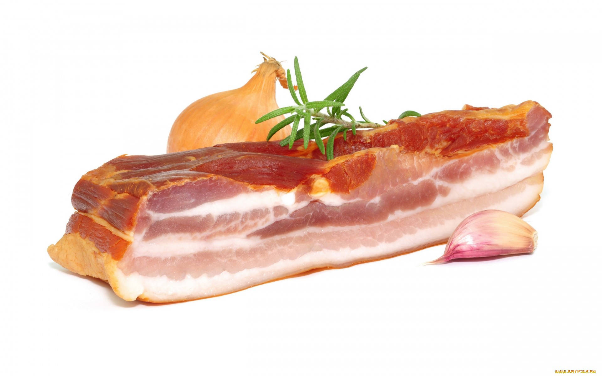 meat 桌布 壁紙 — 一塊厚切生培根，帶有大理石紋脂肪，旁邊放著一整瓣蒜頭和新鮮迷迭香，置於白色背景上。
