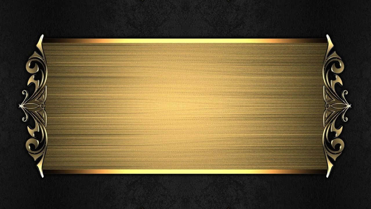 High Resolution Black And Gold 桌布 壁紙 — 一塊奢華的金色牌匾，帶有華麗的捲曲末端，靠在有紋理的黑色背景上。