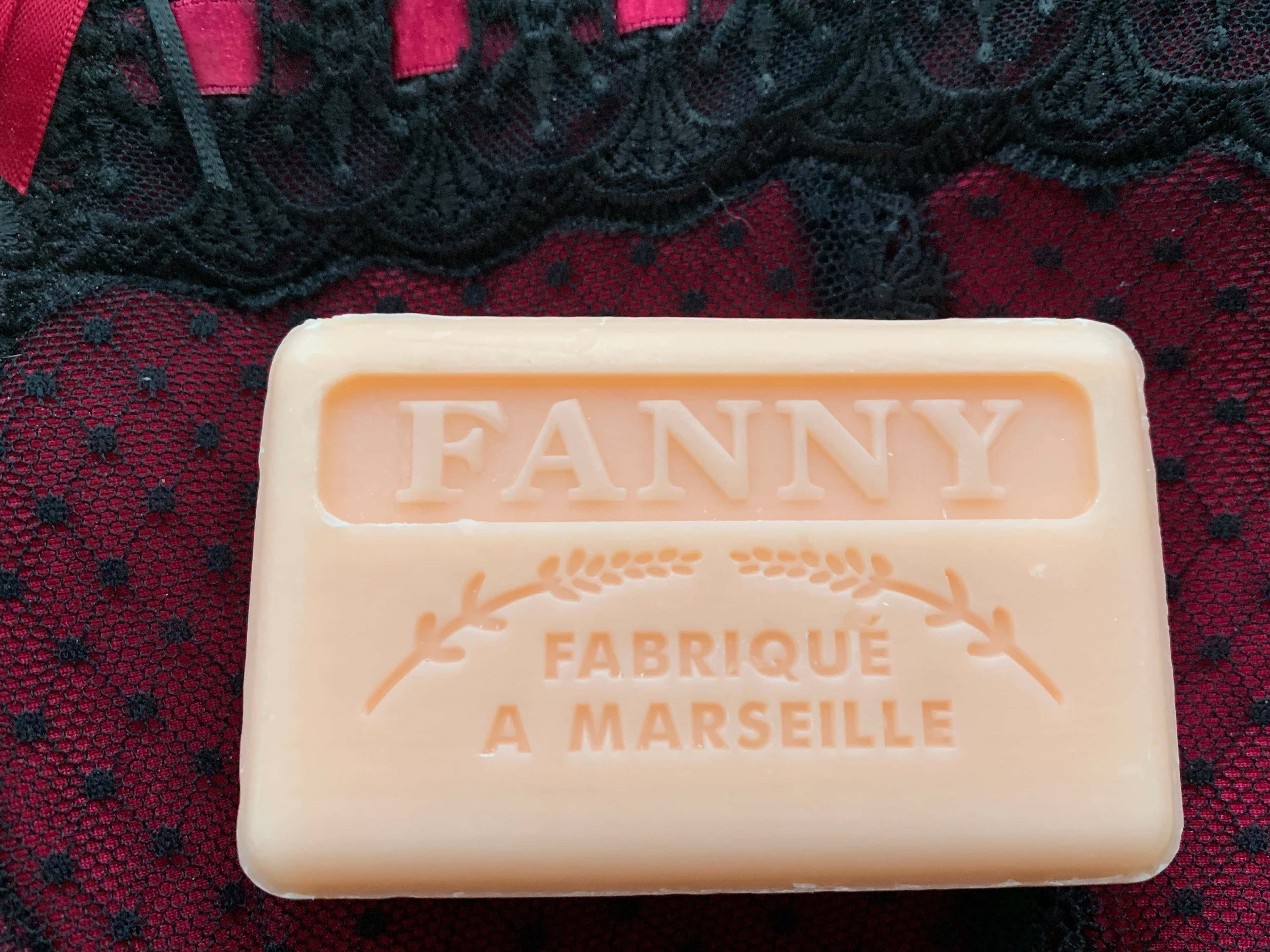 bath 桌布 壁紙 — 一塊奶油色米色FANNY肥皂放在帶有黑色圓點的濃郁紅色蕾絲布料上。