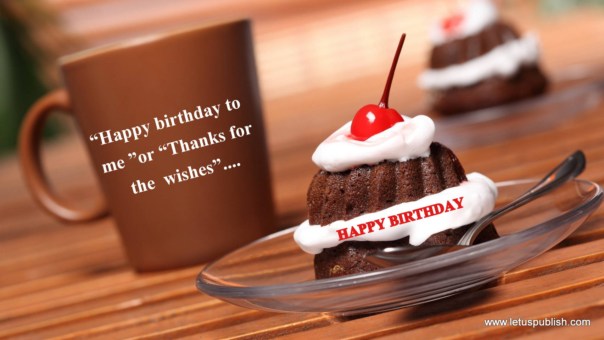 Happy Birthday To Me 桌布 壁紙 — 一塊巧克力生日蛋糕切片，上面有鮮奶油、櫻桃和紅色橫幅，放在玻璃盤上，旁邊是印有生日訊息的棕色馬克杯。