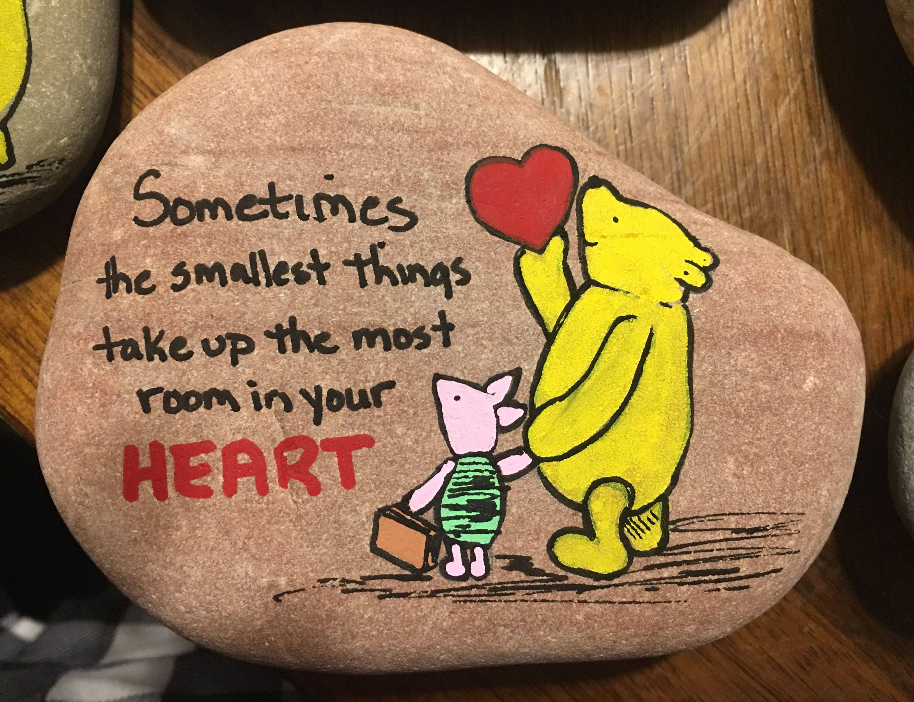 Piglet 桌布 壁紙 — 一塊手繪石頭展示小熊維尼拿著紅色愛心，旁邊是小豬皮傑帶著行李箱，下方引用語『有時候最小的東西卻在你心中佔據最大的位置』。
