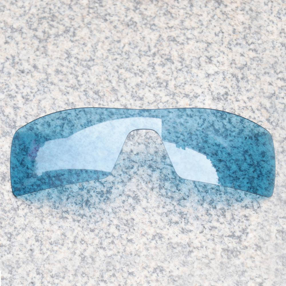Sunglasses 桌布 壁紙 — 一塊時尚的藍色運動太陽眼鏡鏡片放置在斑點花崗岩表面上。
