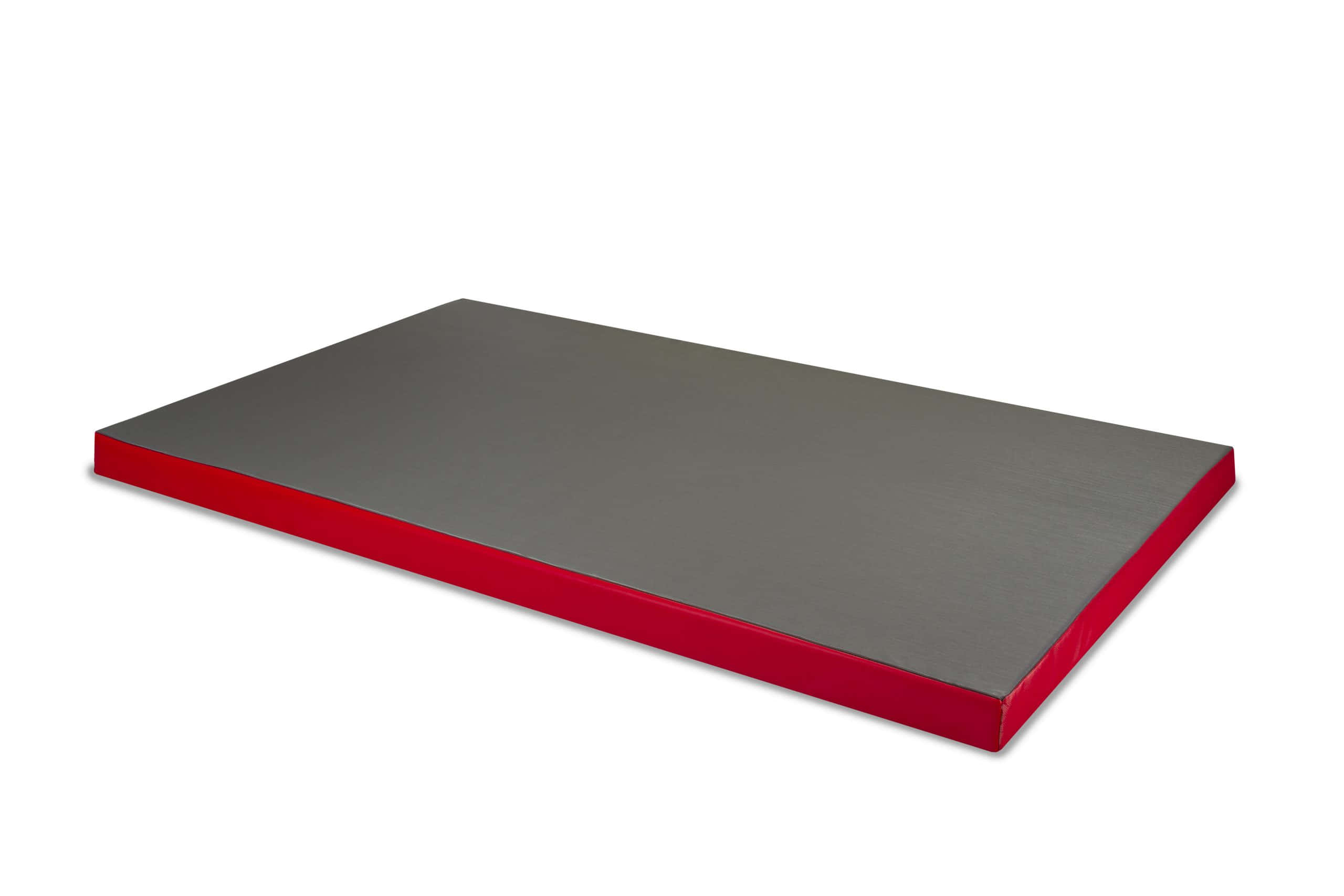 Gymnastics Mat 桌布 壁紙 — 一塊時尚的長方形體操墊，灰色頂面搭配大膽的紅色邊緣，置於潔白背景上。