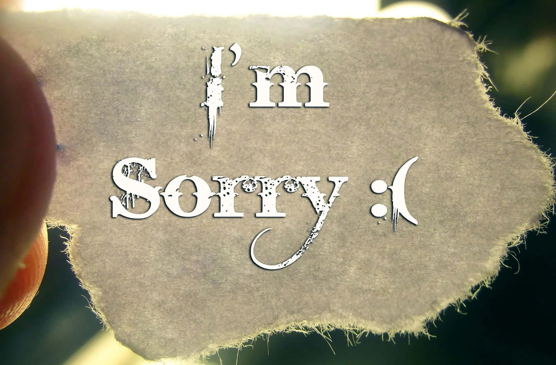 一隻手拿著一張破紙，上面用白色寫著「I'm Sorry :」的訊息。 — Note 10 Plus 壁紙