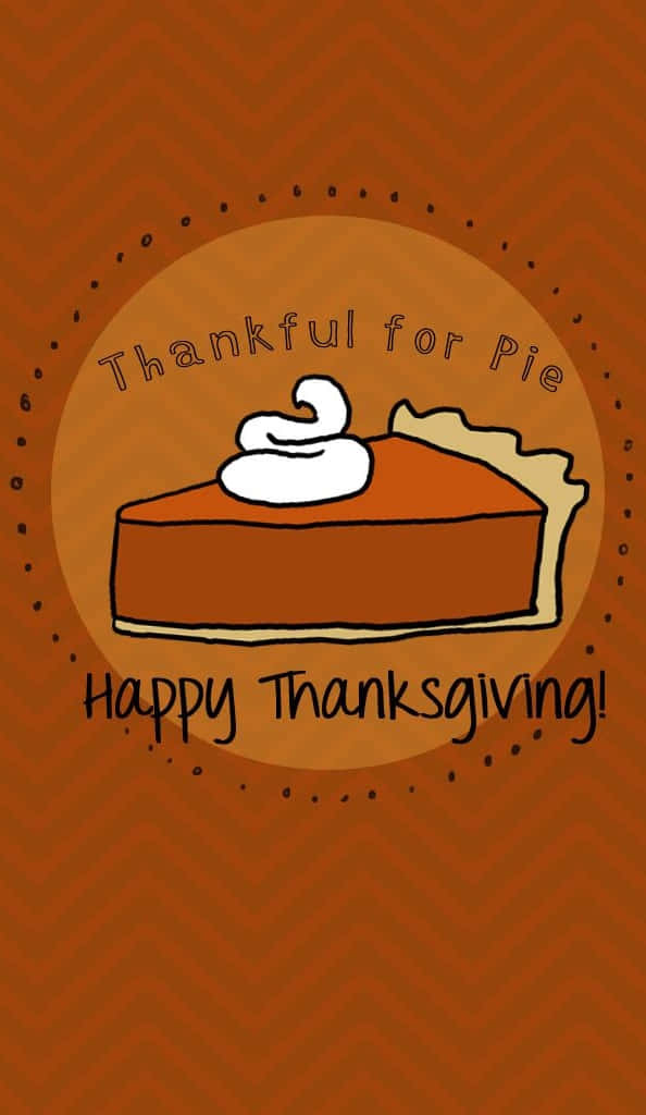 Thanksgiving Phone 桌布 壁紙 — 一塊歡樂的南瓜派插圖，上面有鮮奶油，放在橙色人字形背景上，並有感恩節文字。