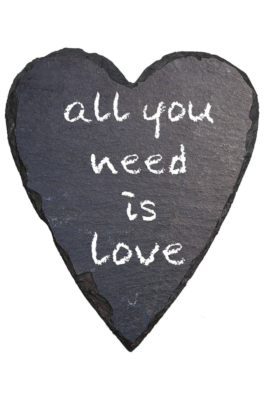 愛心 桌布 壁紙 — 一塊深灰色心形石板，上面用白色粉筆寫著 all you need is love。