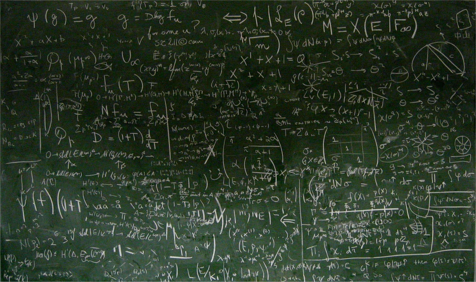 mathematics 桌布 壁紙 — 一塊深綠色黑板，上面密密麻麻地用白色粉筆寫滿了複雜的數學方程式和幾何圖表。