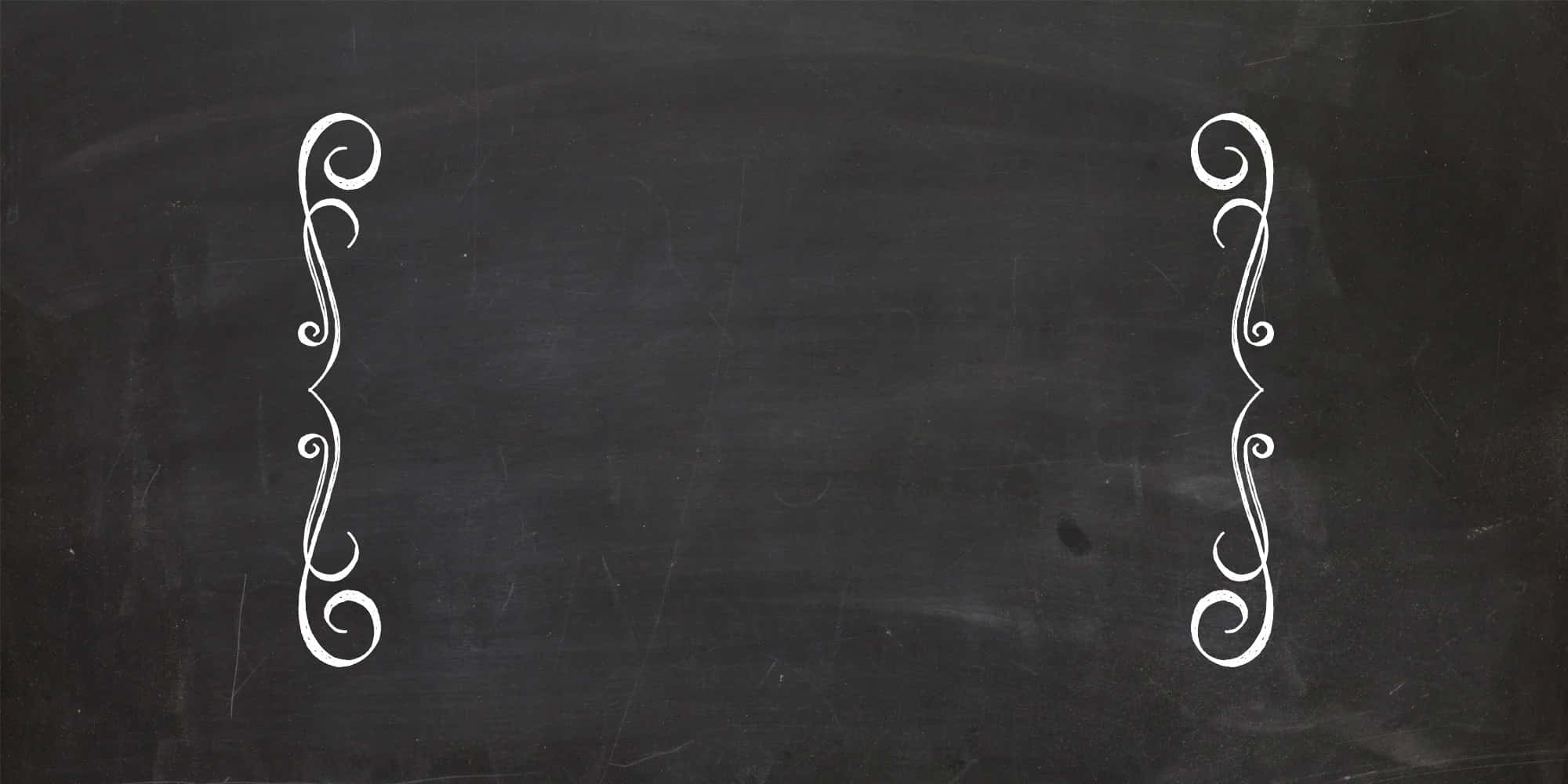 Chalkboard 桌布 壁紙 — 一塊深色黑板，優雅的白色漩渦花紋框住空曠中心的兩側。