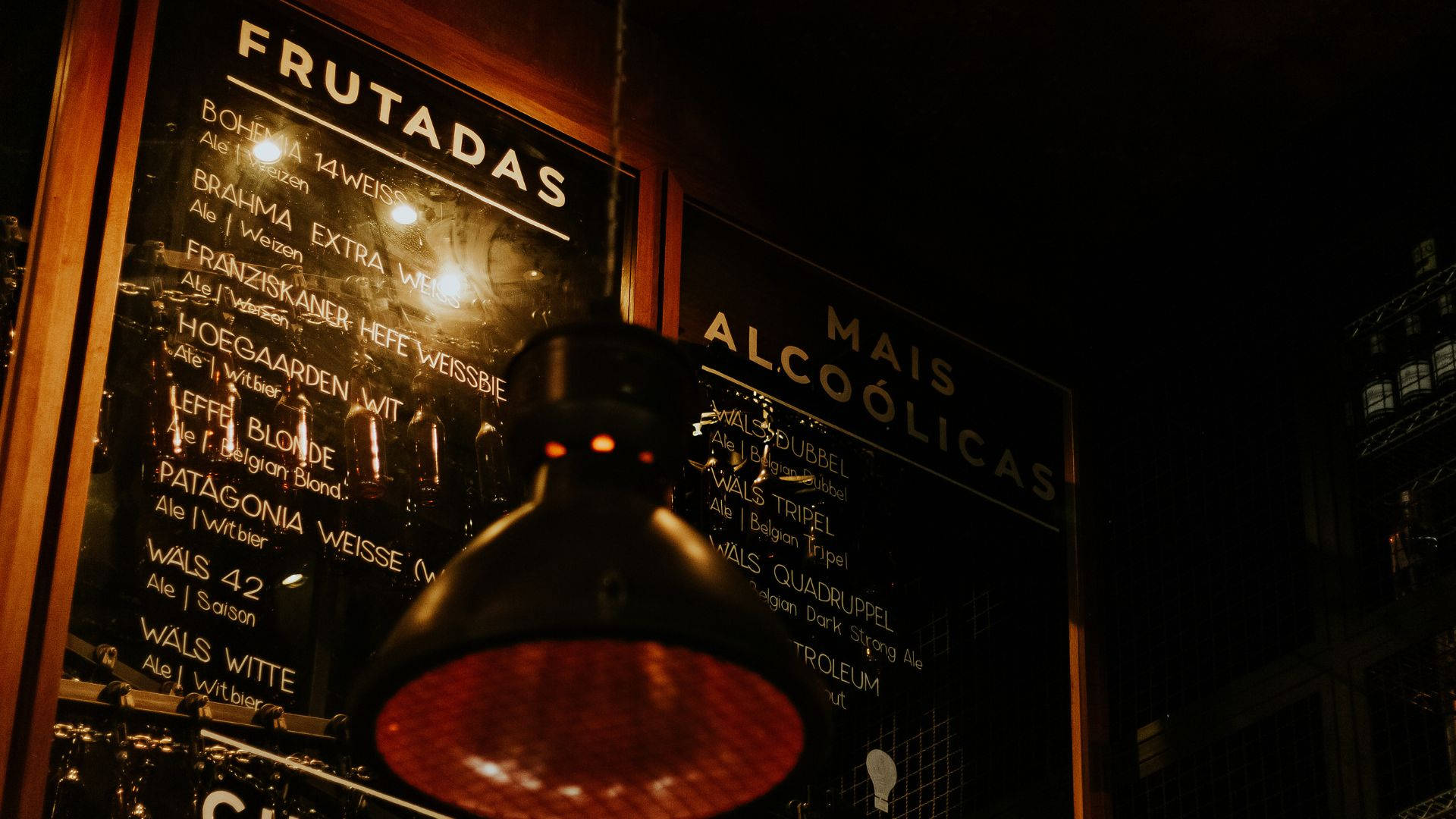 夜間城市酒吧中，復古燈後發光的啤酒菜單板。 — 食物動圖 壁紙