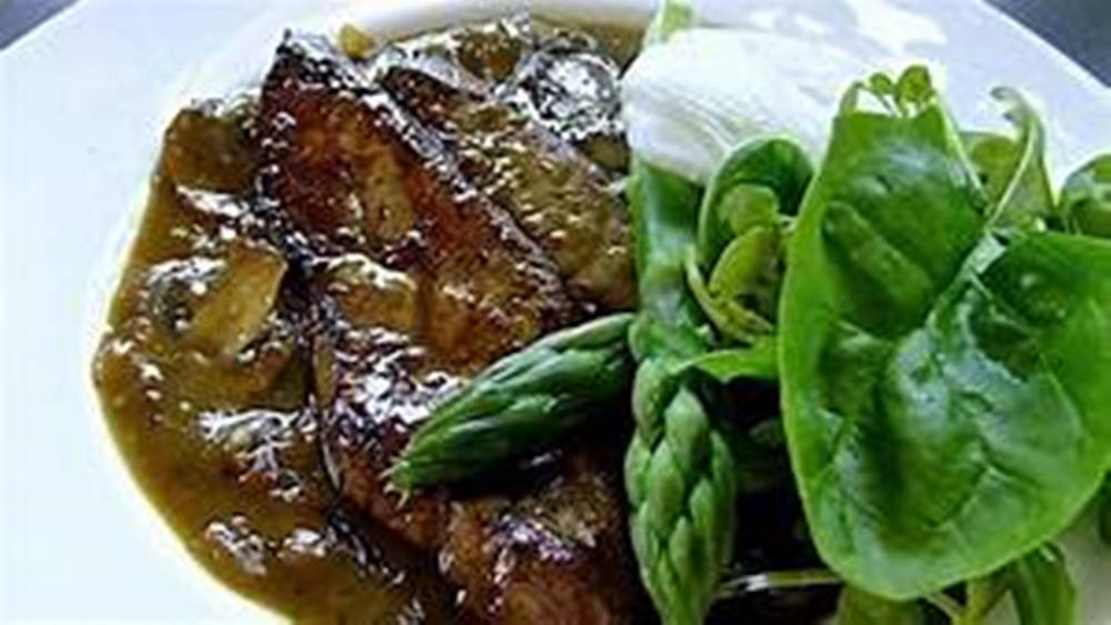 meat 桌布 壁紙 — 一塊烤至焦香的牛排，淋上濃郁的棕色醬汁，放在白色盤子上，旁邊是翠綠的菠菜和蘆筍。