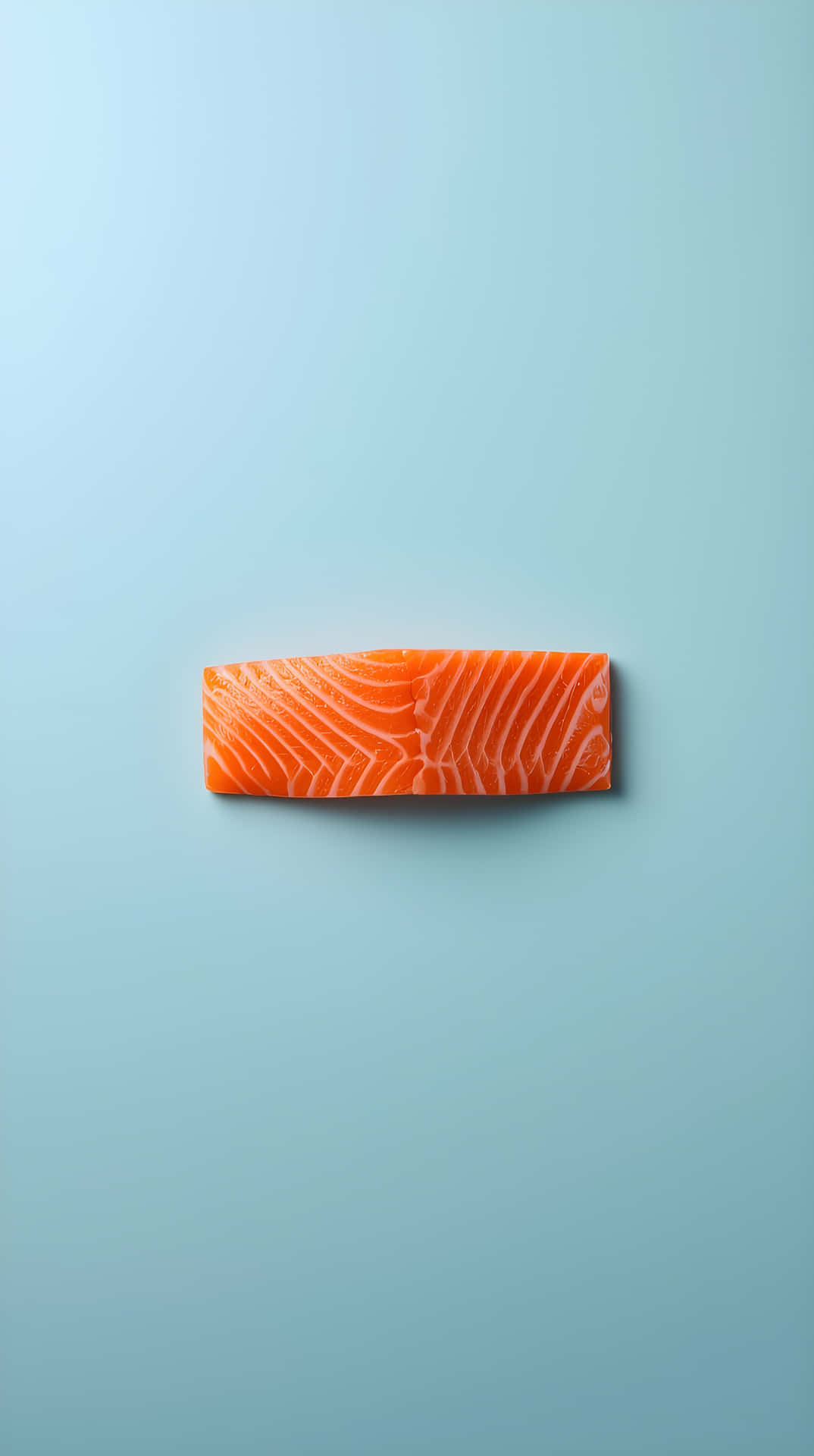 Fresh Raw Salmon Slice Macro Wallpaper 壁紙 — 一塊生鮭魚片，帶有鮮豔的橙色肉和白色大理石紋，居中放置在柔和的漸變藍色背景上。