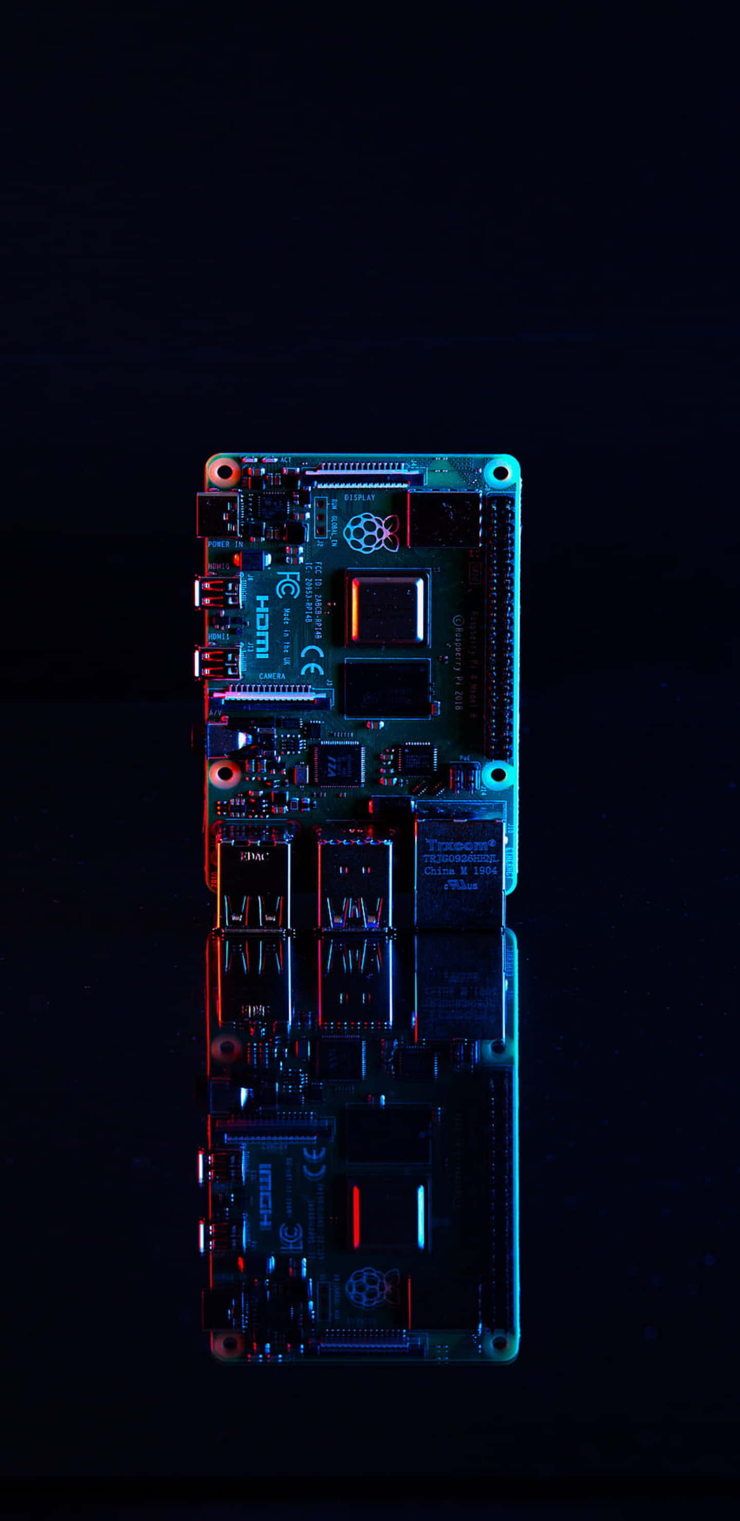 hardware 桌布 壁紙 — 一塊發光的 Raspberry Pi 主機板，在黑色背景上以霓虹藍色和紅色燈光照明。