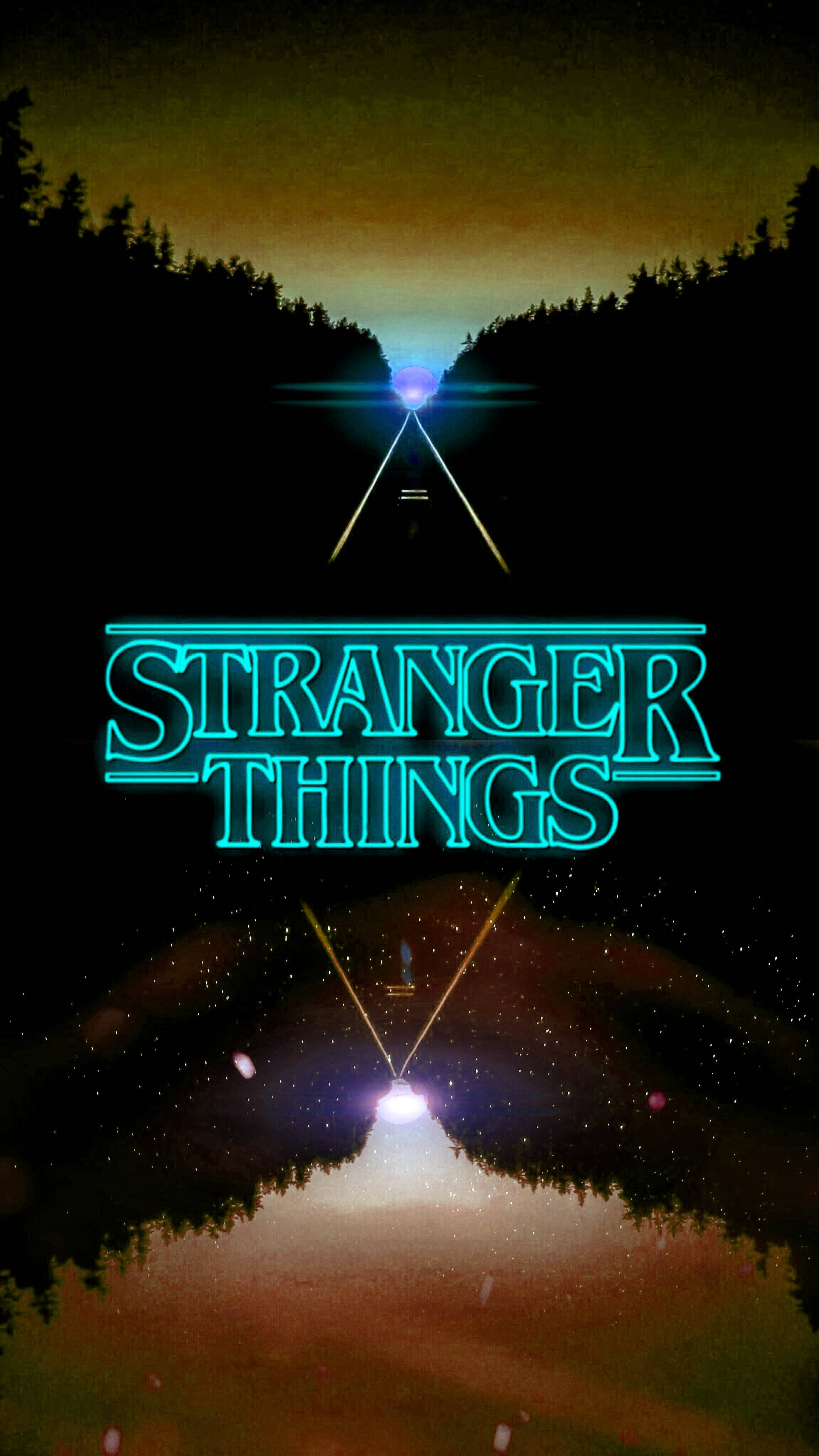 Stranger Things Aesthetic 桌布 壁紙 — 一塊發光的《怪奇物語》霓虹標題卡，在暮色天空下，照亮了倒映在水中的黑暗森林道路。