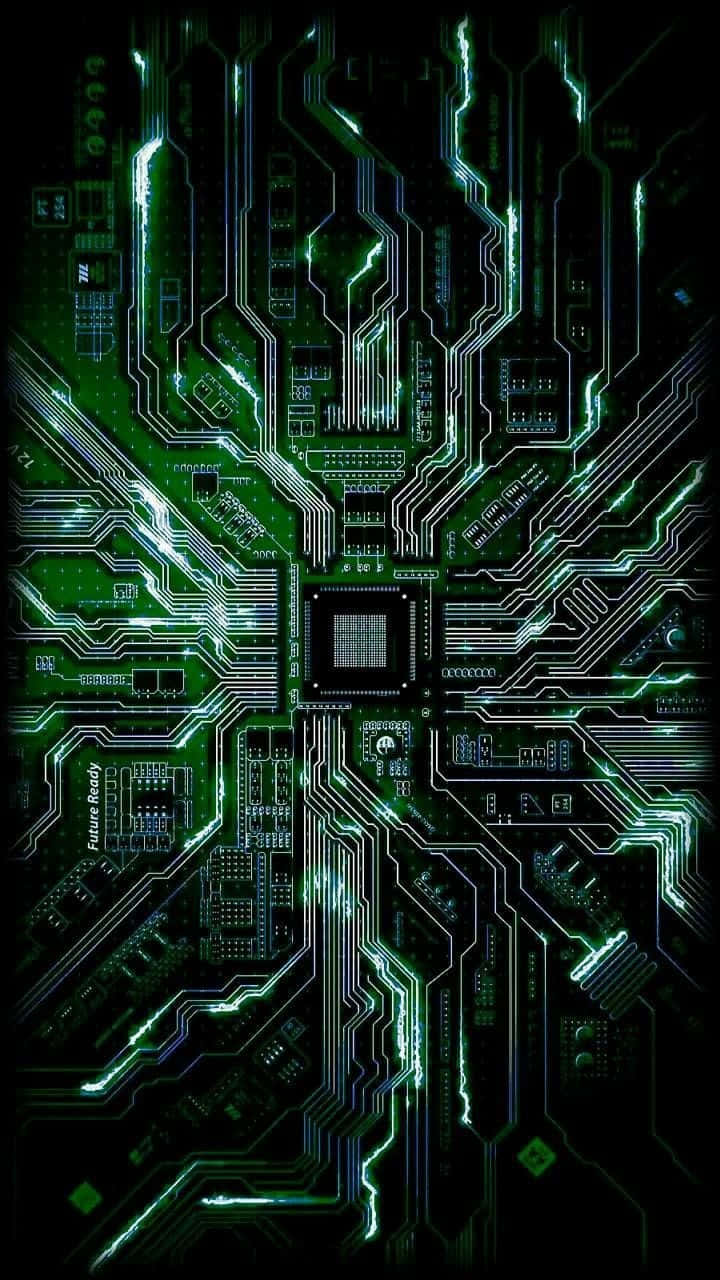  壁紙 — 一塊發光的綠色電路板，帶有複雜的路徑和中央晶片，在黑色背景下散發出未來科技能量。