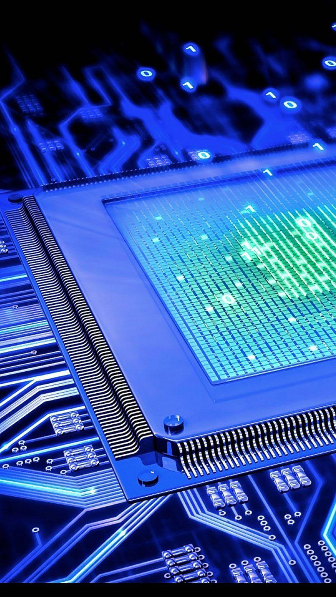 Motherboard 桌布 壁紙 — 一塊發光的藍綠色微晶片嵌入電路板中，周圍漂浮著二進位代碼。