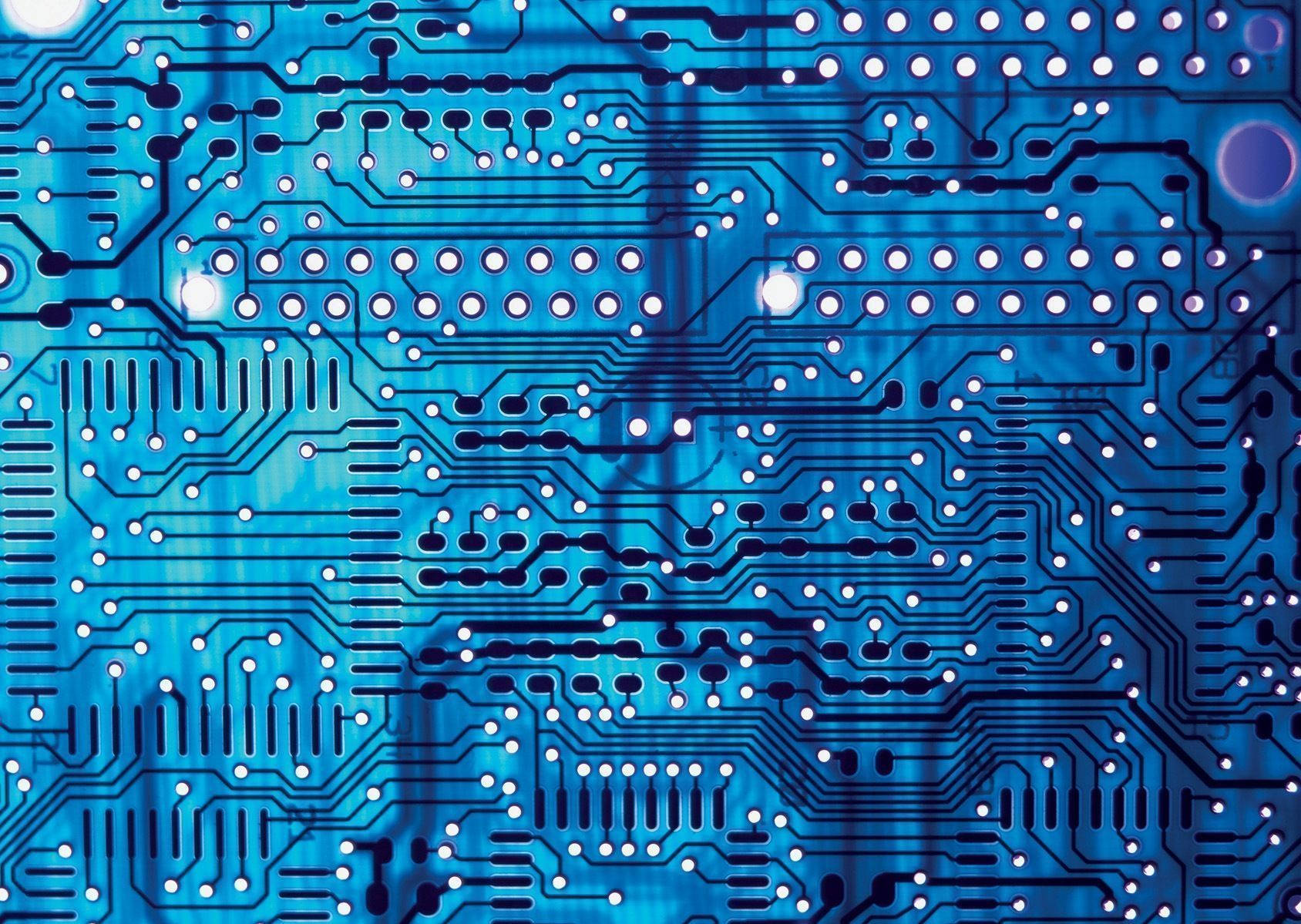 Electronics 桌布 壁紙 — 一塊發光的藍色電路板，帶有複雜的路徑和明亮的白色節點，散發出高科技的數位能量。