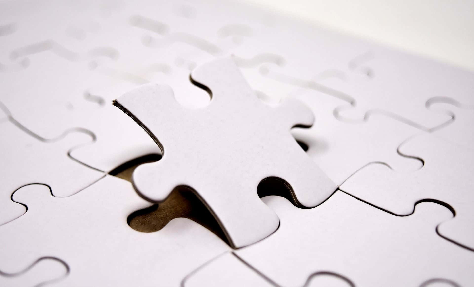 Puzzle 桌布 壁紙 — 一塊白色拼圖塊放在其他白色拼圖塊之間的空隙中，營造出簡潔的極簡主義構圖。